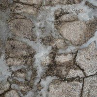 セメントで補修されたコンクリート地面のひび割れの写真