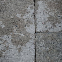 湿った部分のあるコンクリートブロック塀のテクスチャーの写真