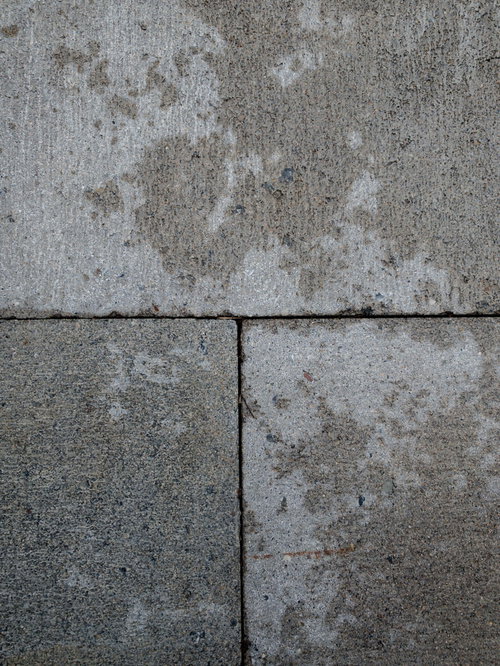 積み重ねられたグレーのコンクリートブロック