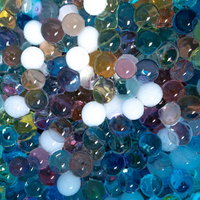 プルプルのゼリー状ボール、青緑と透明色が重なるテクスチャーの写真