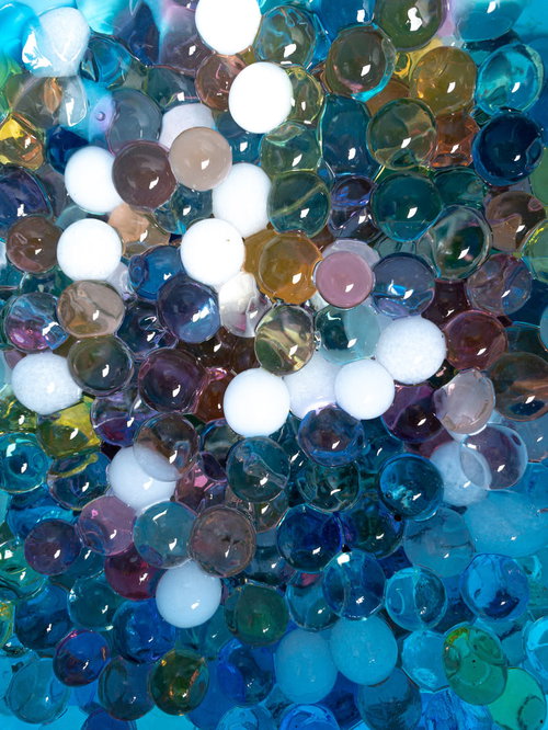 プルプルのゼリー状ボール、青緑と透明色が重なるテクスチャー