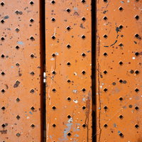 オレンジ色の足場の踏み板部分（テクスチャー）の写真