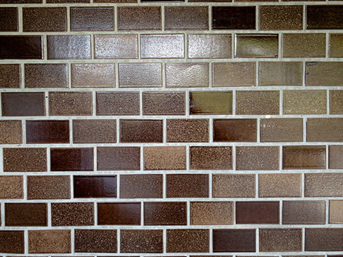 蛍光灯が反射したタイル壁のテクスチャ