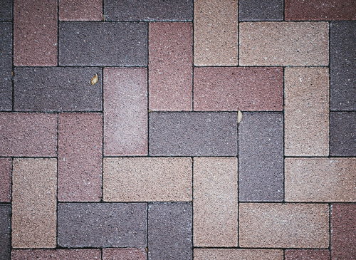 グレーとピンクベージュに交互に組み合わせたタイル