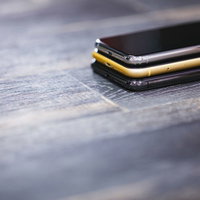 iPhone XR（イエロー）を XS で挟むの写真