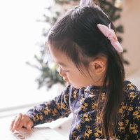 勉強中の愛娘がノートに鉛筆で書き込む様子の写真