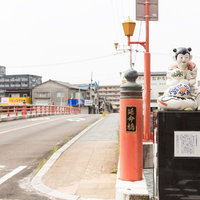 伊万里焼の色絵瓢箪鯰唐子像が飾られた延命橋の写真