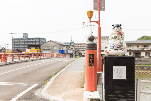 伊万里焼の色絵瓢箪鯰唐子像が飾られた延命橋