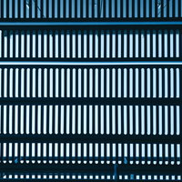 規則正しい格子状パターンのグレーチング足場材のテクスチャーの写真