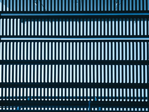 規則正しい格子状パターンのグレーチング足場材のテクスチャー