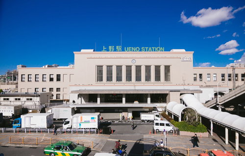 上野駅の駅舎全景、東京の交通ハブの正面外観