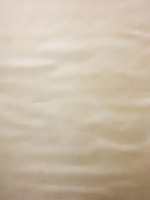 断熱材を押さえるベージュ色の布地テクスチャー