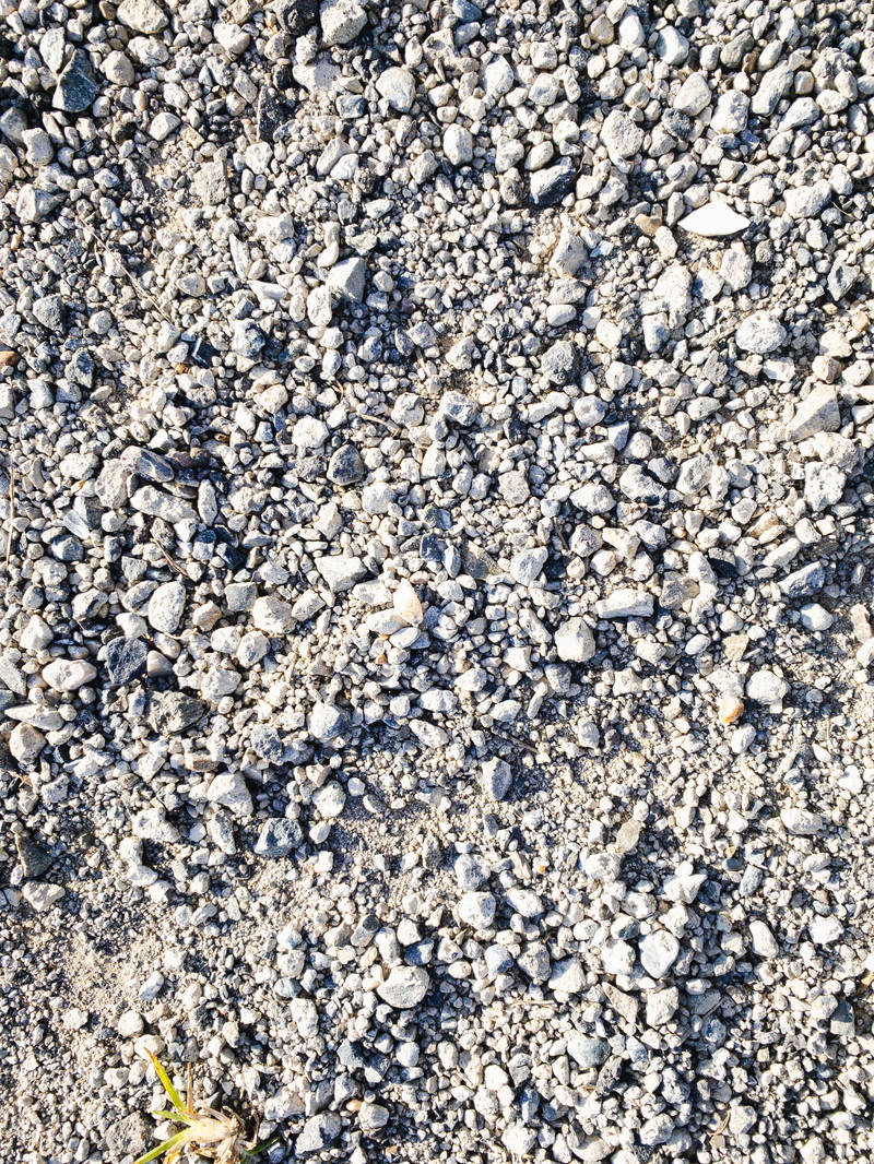 灰色の小さな石が敷き詰められた砂利道の地面