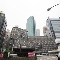 新橋駅前のビル街と街路灯の都市風景写真の写真