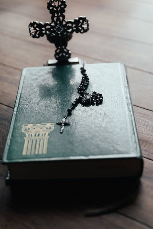 聖書に残る十字架の影とロザリオのチャーム