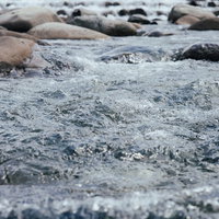新潟県塩沢町の砂防ダムから流れ込む川の水面の写真