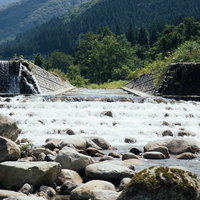 新潟県湯沢町の川遊びできる砂防ダムと清流の写真