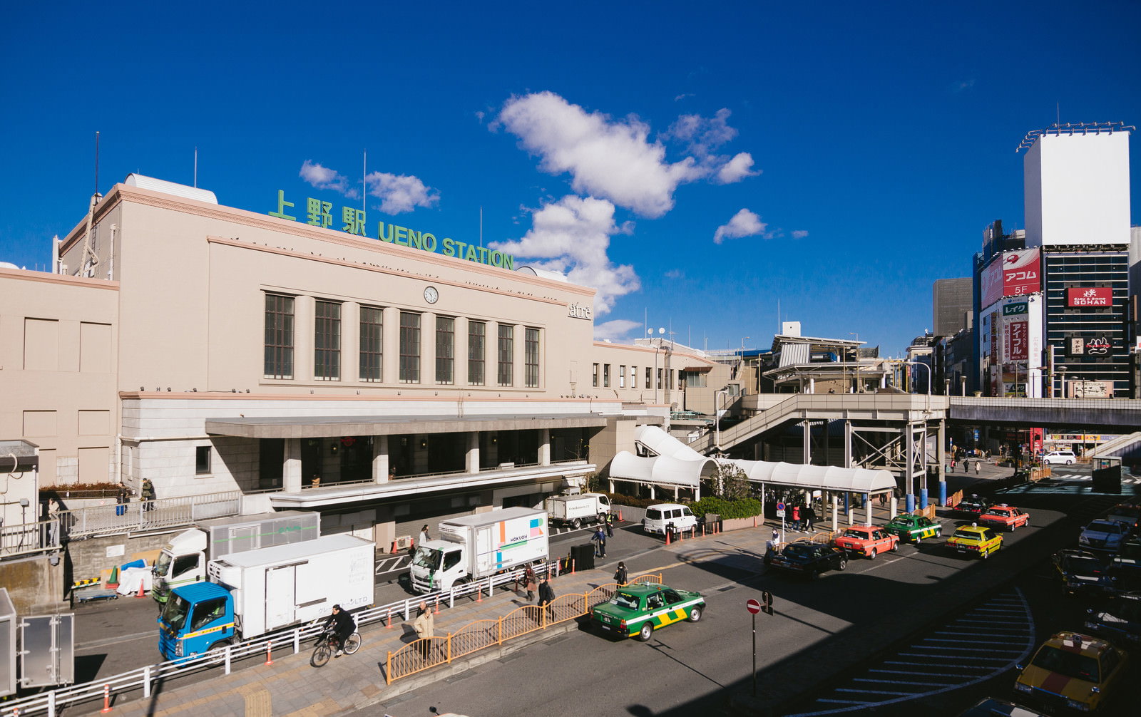 斜めから見た上野駅中央出口の駅舎と駅前広場