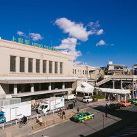 上野駅前（中央出口）の駅舎と周辺施設・駅前広場の風景の写真