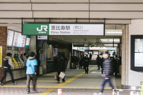 JR恵比寿駅前の西口入口 駅舎と乗客の様子