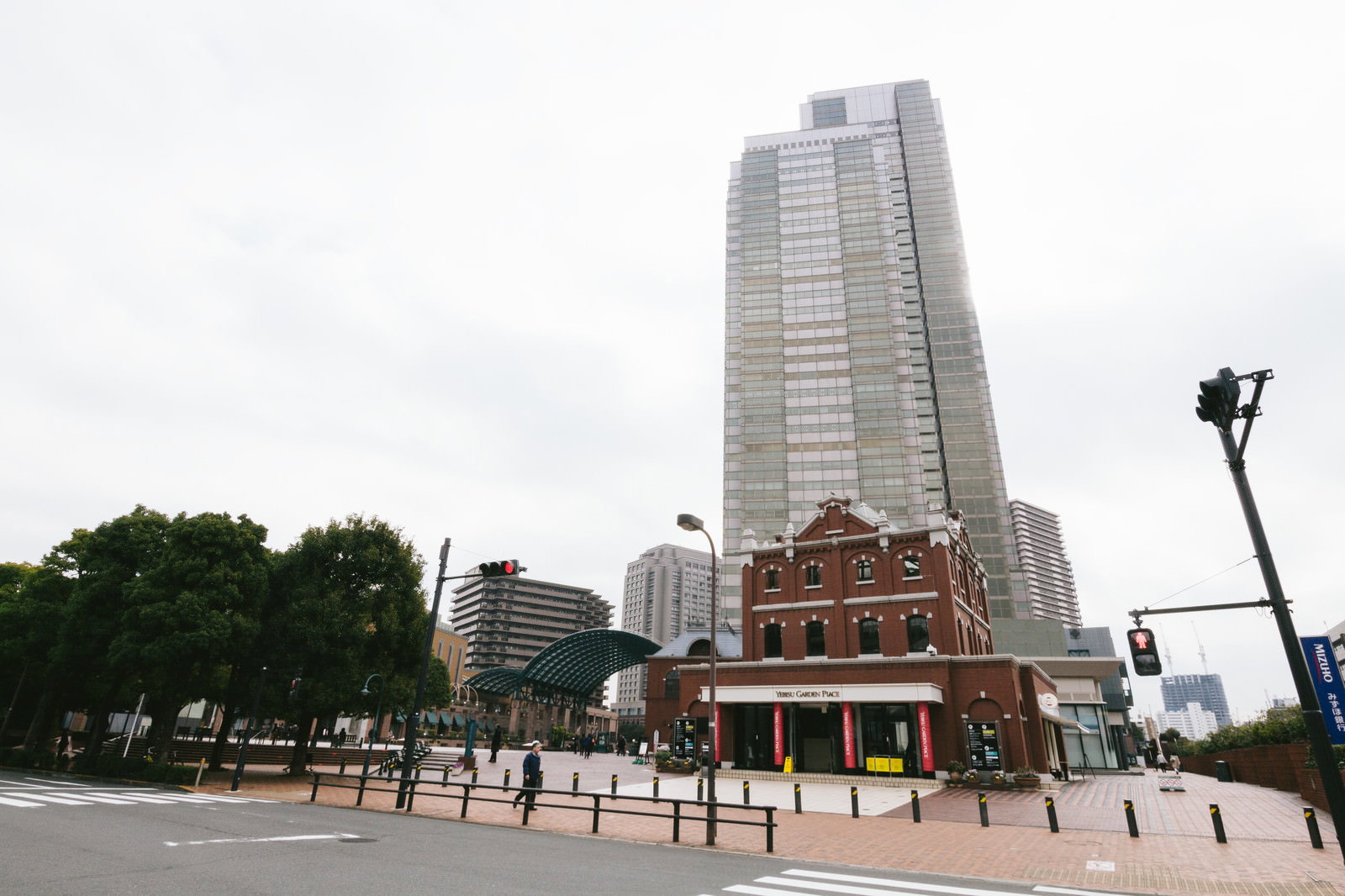 恵比寿ガーデンプレイス前のレンガ建物と高層ビル