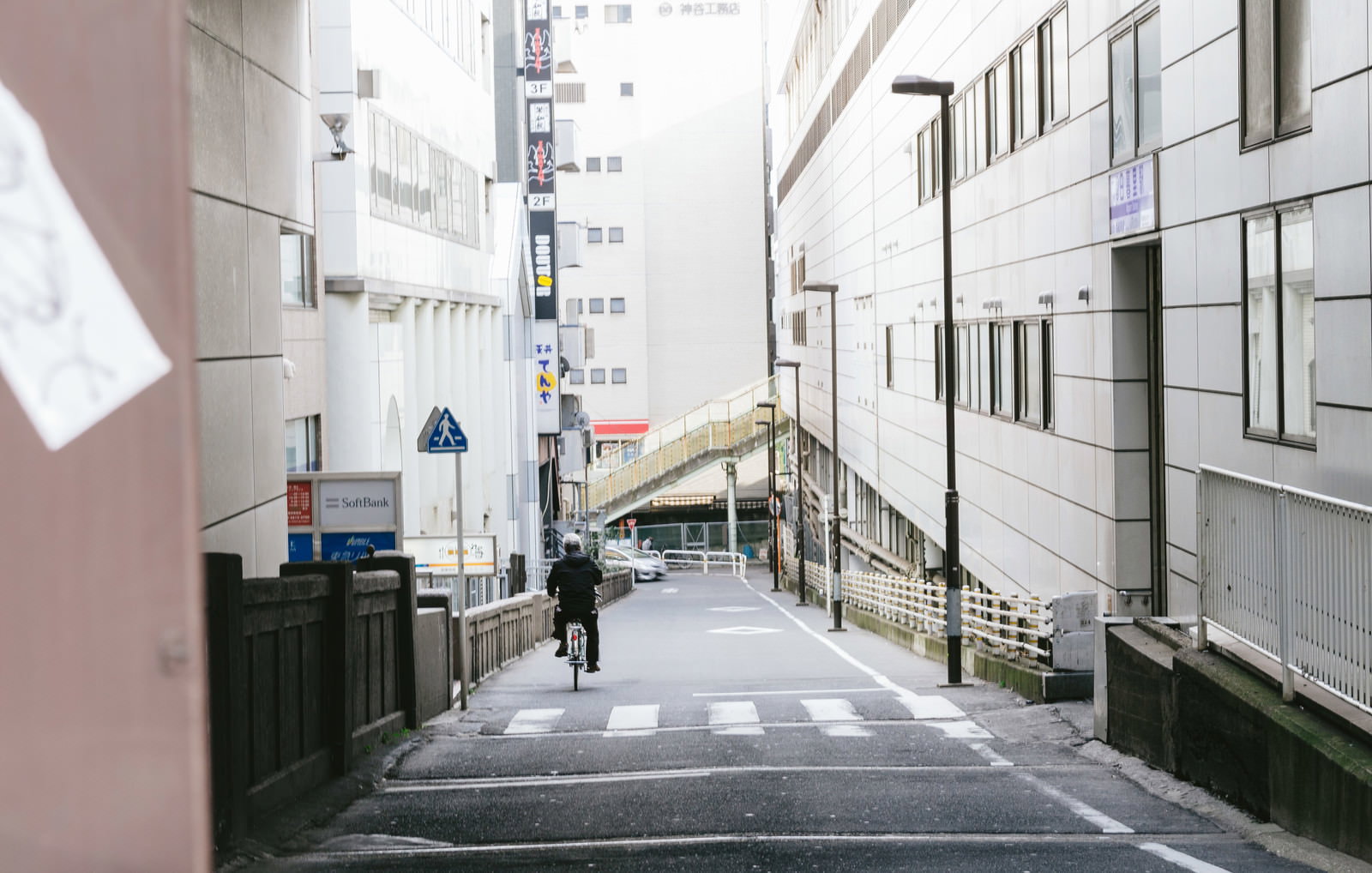 日暮里駅東口の坂道を走る自転車