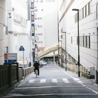 日暮里駅東口を出た坂道の横断歩道と街並みの写真