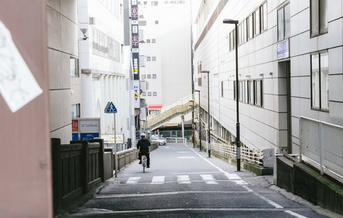 日暮里駅東口を出た坂道の横断歩道と街並み