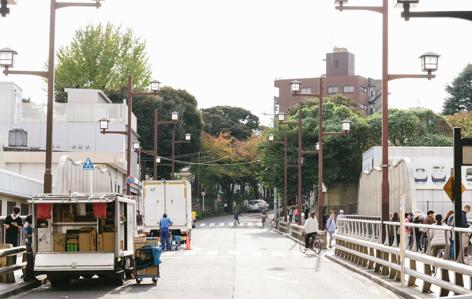 日暮里・御殿坂前の坂道と白い建物
