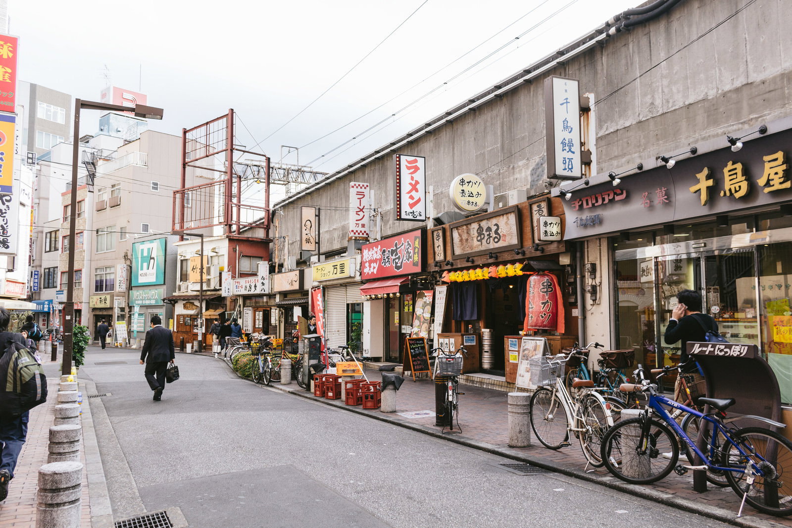 西日暮里駅前の飲食店街と看板が並ぶ通り