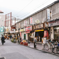 西日暮里駅前の飲食店街でのラーメン屋と居酒屋の賑わいの写真