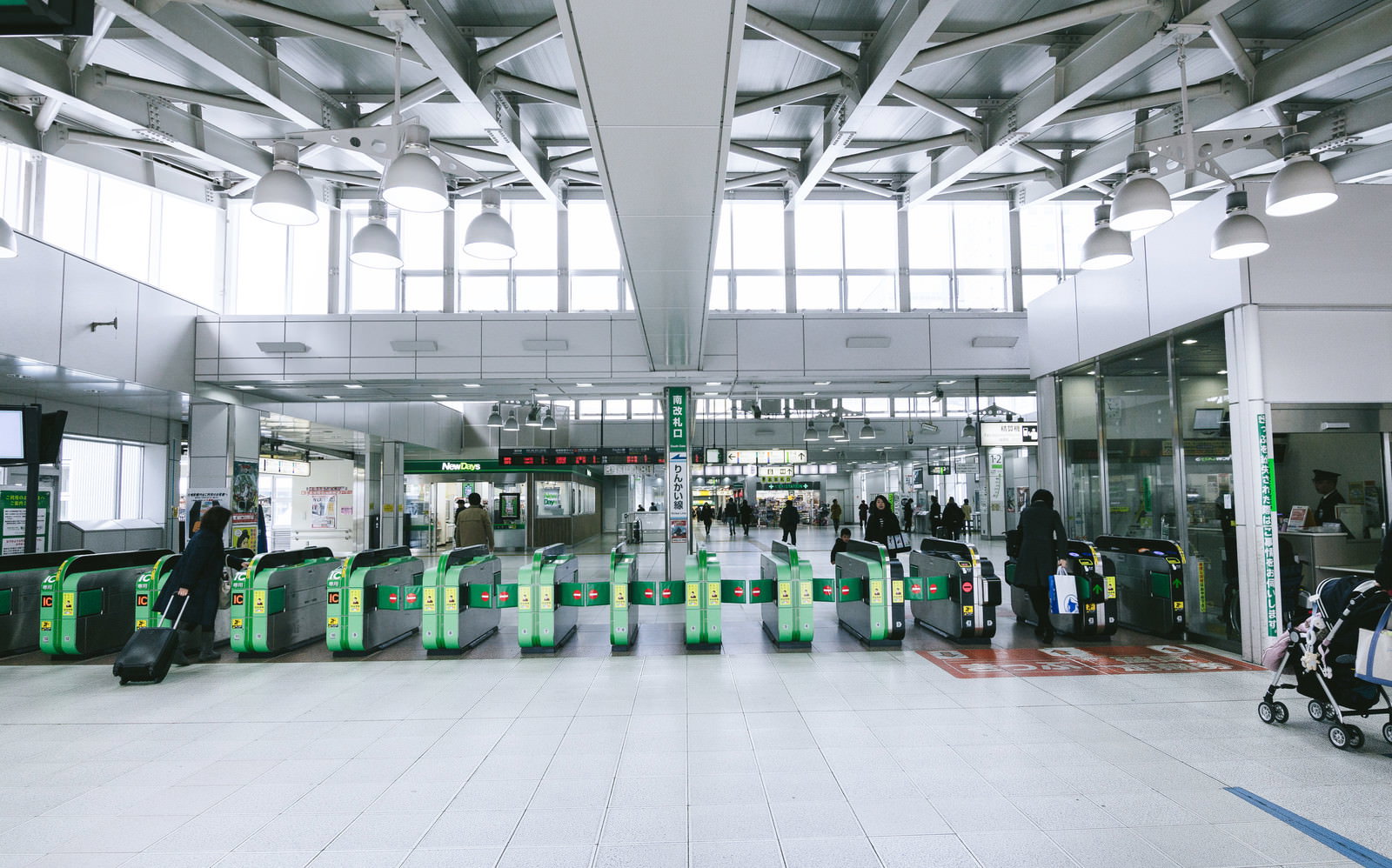 JR大崎駅の緑色の自動改札機と通過する乗客