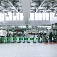 JR大崎駅前の緑色自動改札機と駅構内の施設の写真