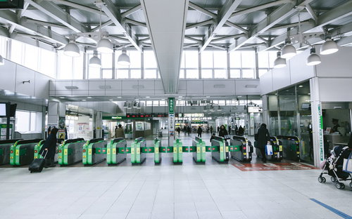 JR大崎駅前の緑色自動改札機と駅構内の施設