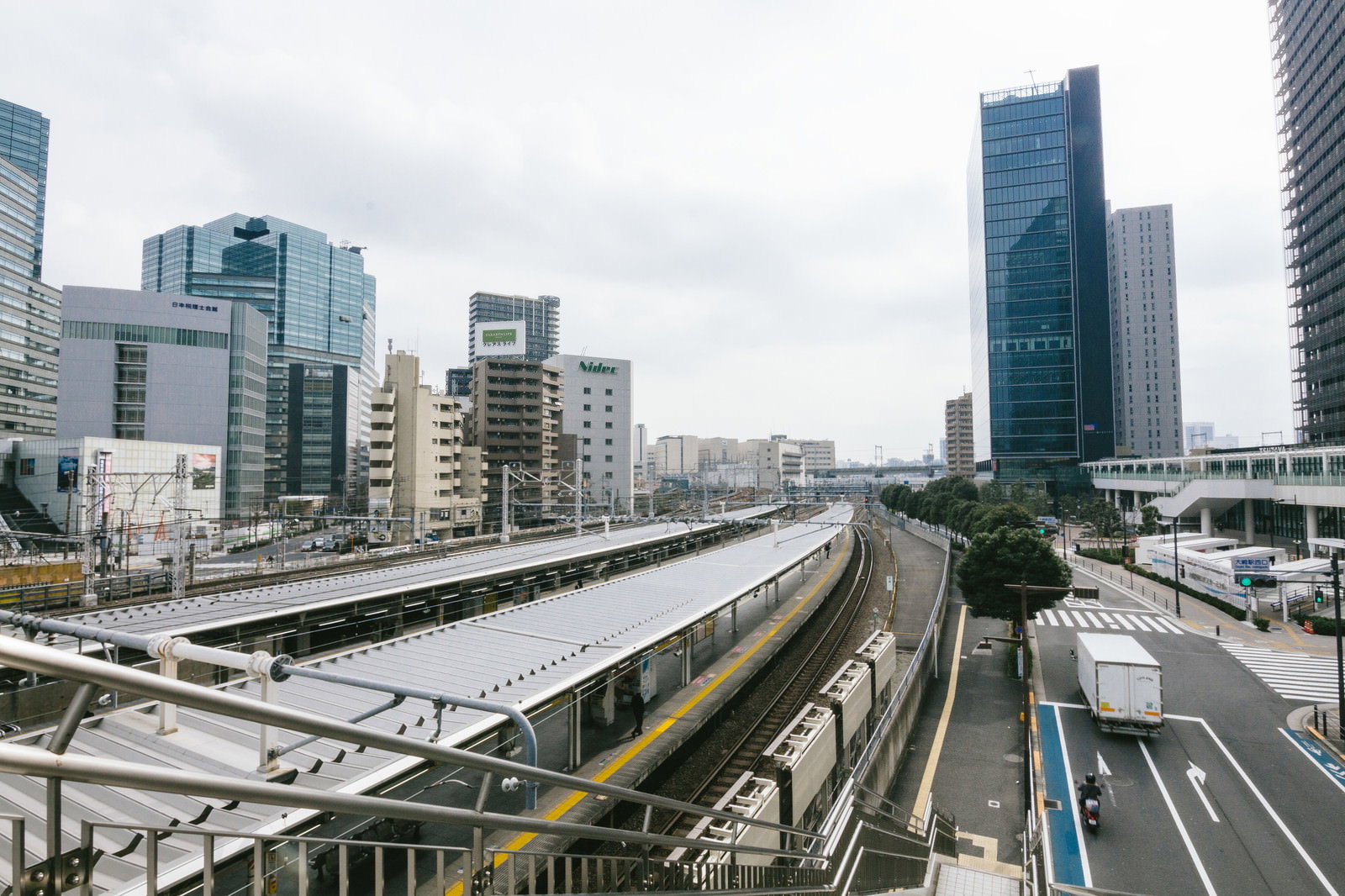 大崎駅のホームと線路、周囲の高層ビル群