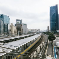 大崎駅周辺の高層ビル群と駅前の風景 東京のオフィス街の写真