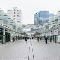 大崎駅西口のバスターミナルに向かう採光通路の写真