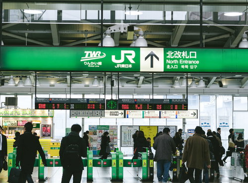 JR大崎駅北改札口を通る乗客たちと駅構内の案内表示