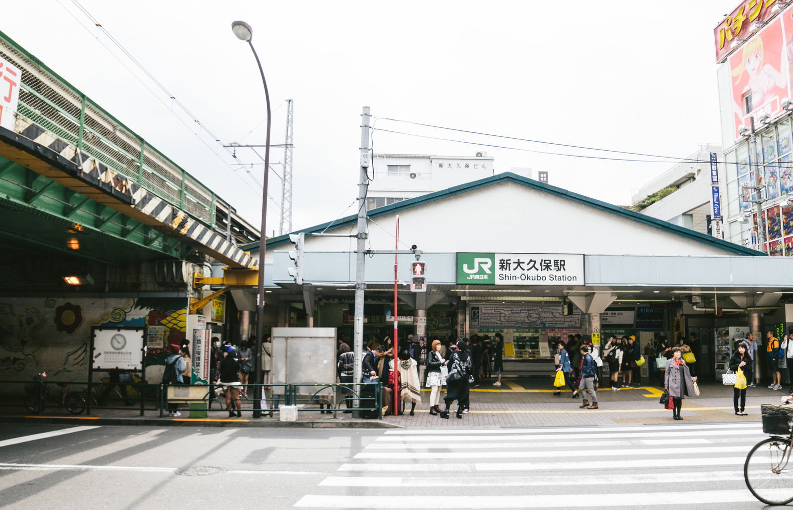 JR新大久保駅前の昼間の人混みと駅舎