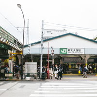JR新大久保駅前の待ち合わせで賑わう人混みの写真