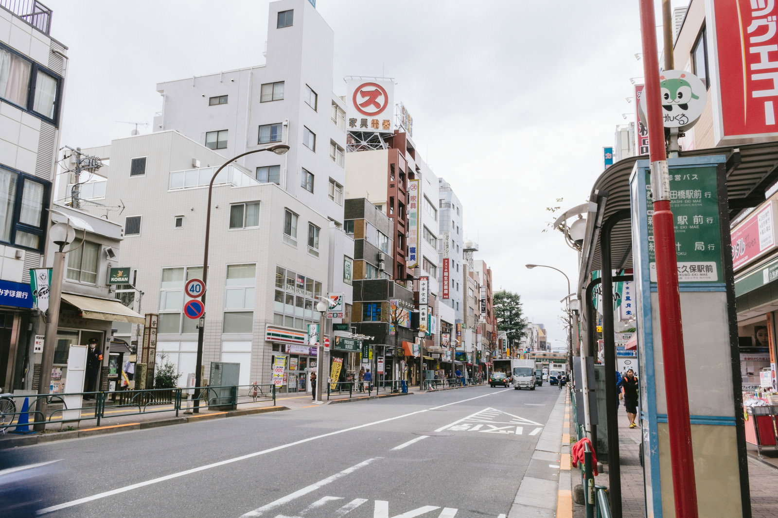 新大久保駅前の商店街通りと店舗看板