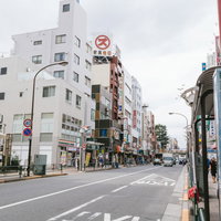 東京・新大久保駅前の商店街通りの風景と歩行者の様子の写真
