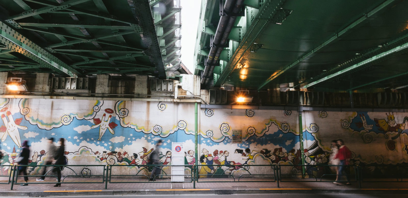 新大久保駅前ガード下のカラフルな壁画