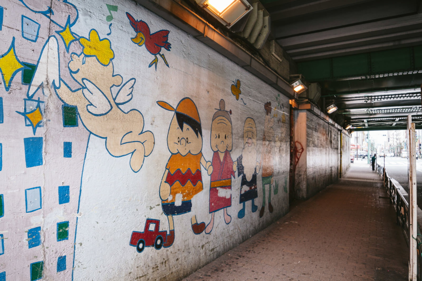 新大久保ガード下通路のキャラクター壁画