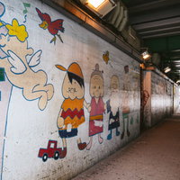 新大久保のガード下に描かれたカラフルなイラスト壁画の写真