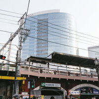 有楽町駅を出てすぐ、駅前の信号と高層ビルの写真