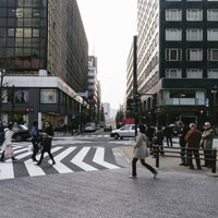 有楽町駅前の交差点を行き交う歩行者と都市風景の写真