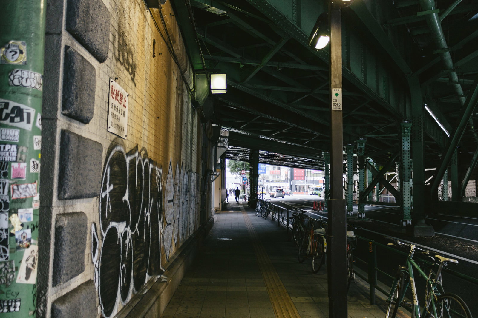 有楽町駅ガード下の通路とグラフィティ