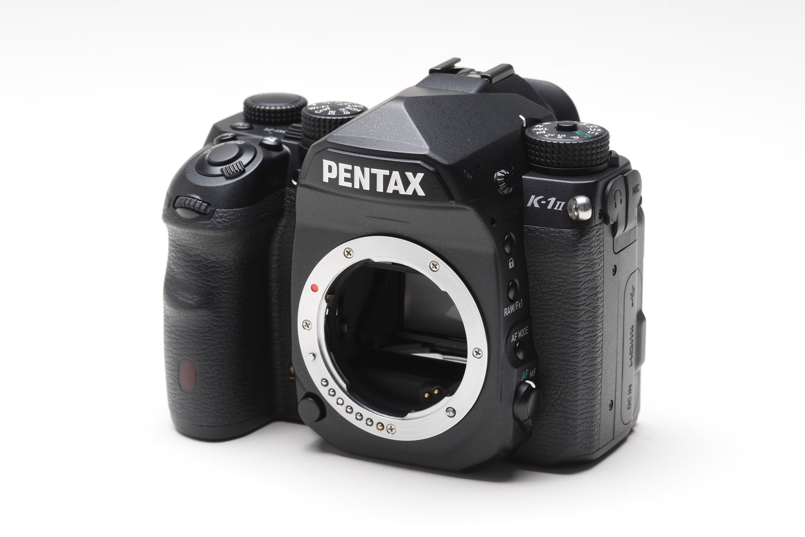 白背景に置かれたPENTAX K-1 Mark IIのデジタル一眼レフカメラボディ
