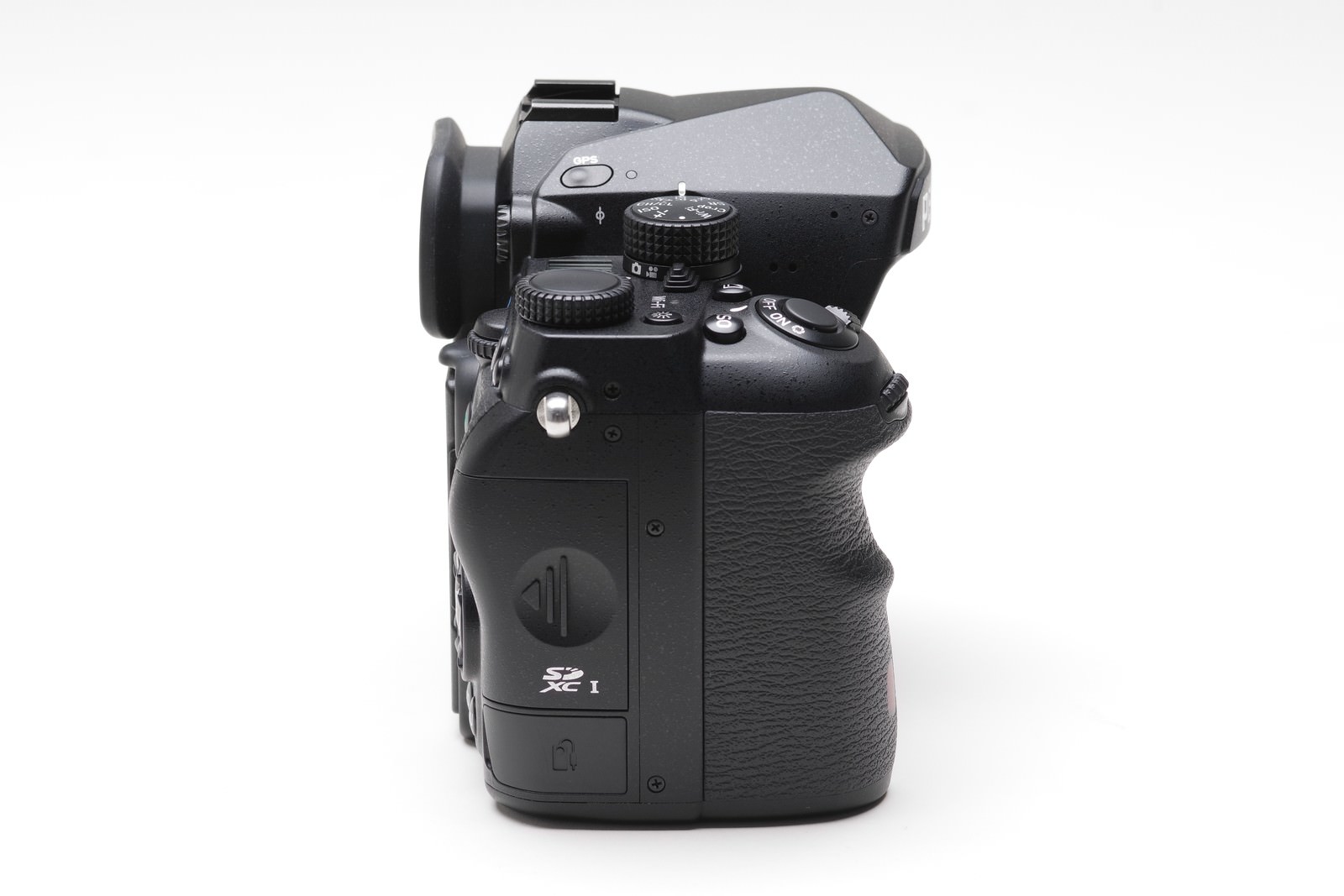 PENTAX K-1MarkⅡのカメラボディ側面、グリップ部分と操作ボタンが見える黒いデジタル一眼レフカメラ